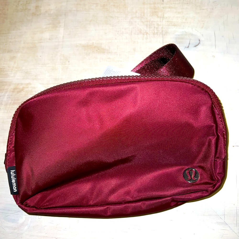 Lululemon everywhere belt bag